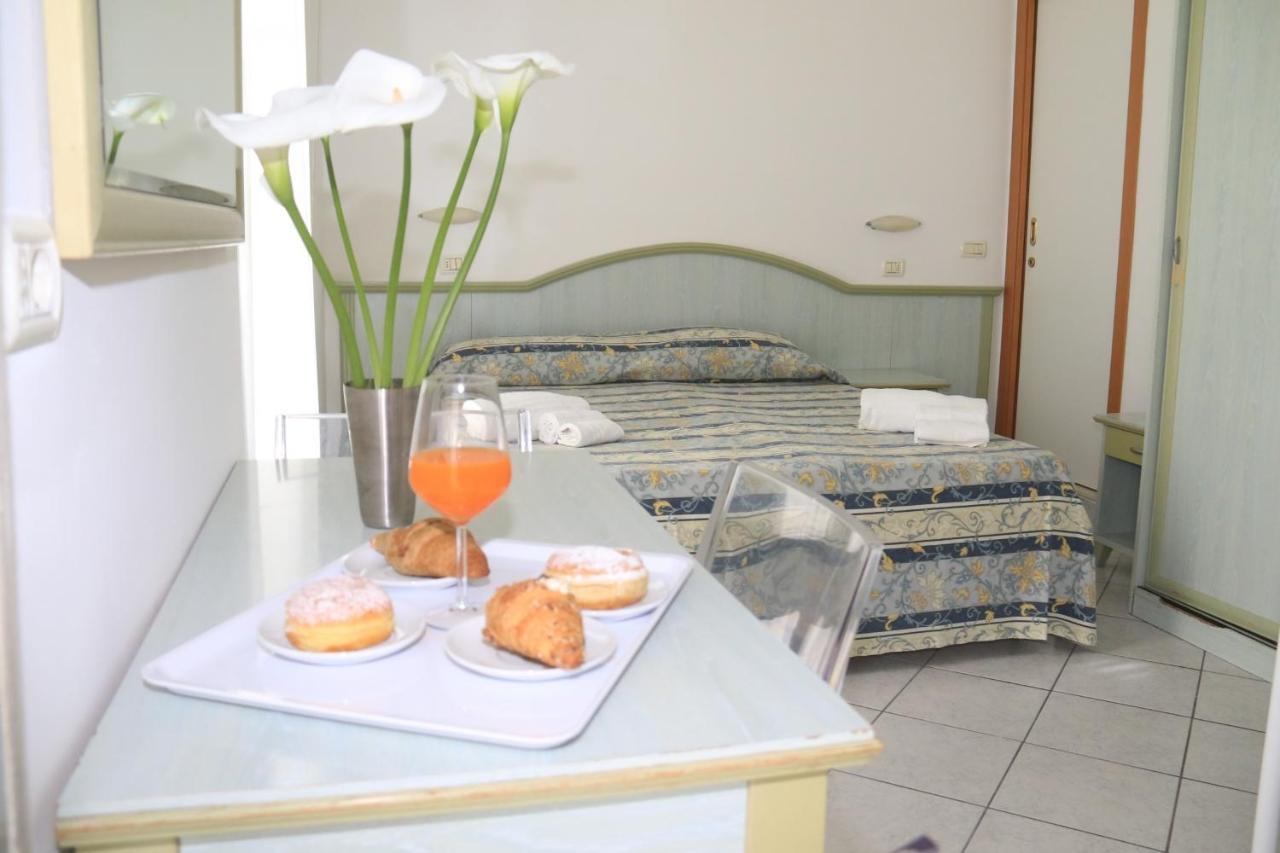 Hotel Ginevra E Residence กัตตอลิกา ภายนอก รูปภาพ