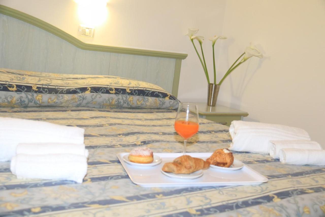 Hotel Ginevra E Residence กัตตอลิกา ภายนอก รูปภาพ