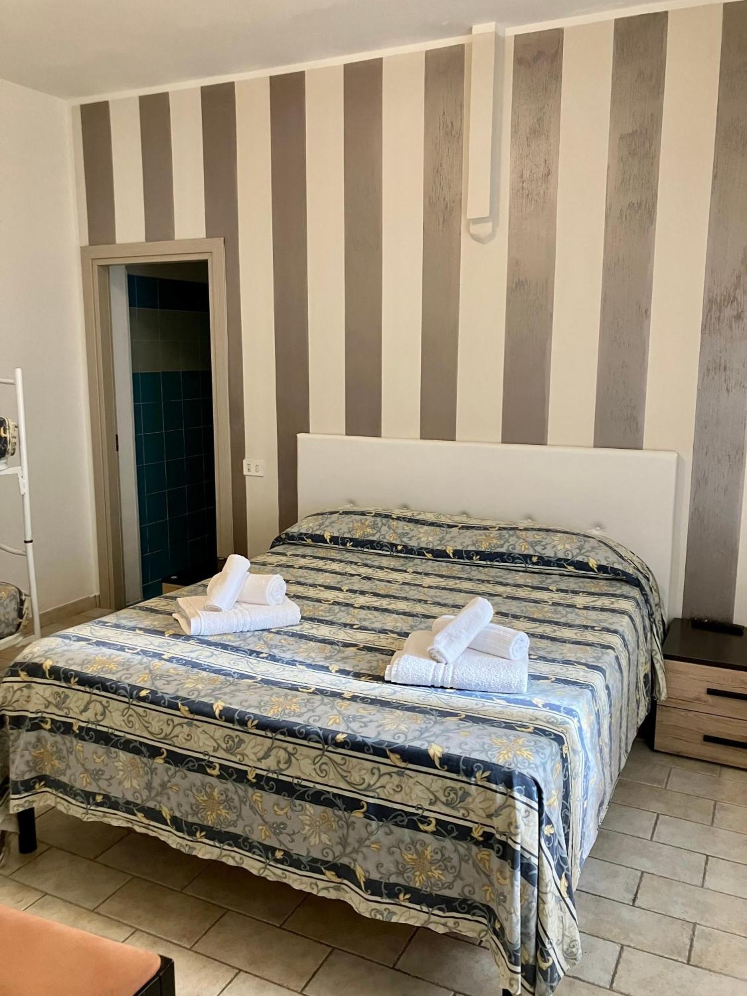 Hotel Ginevra E Residence กัตตอลิกา ภายนอก รูปภาพ
